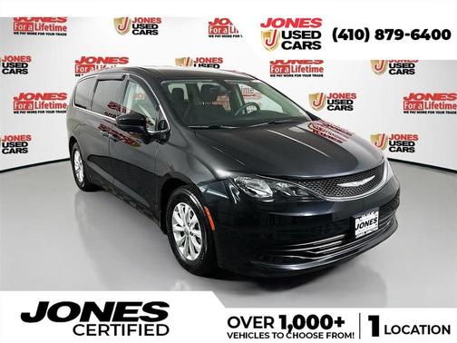 Brilliant Black Crystal Pearlcoat 2017 Chrysler Pacifica Touring