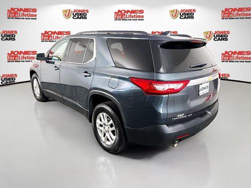 Graphite Metallic 2021 Chevrolet Traverse LT Cloth