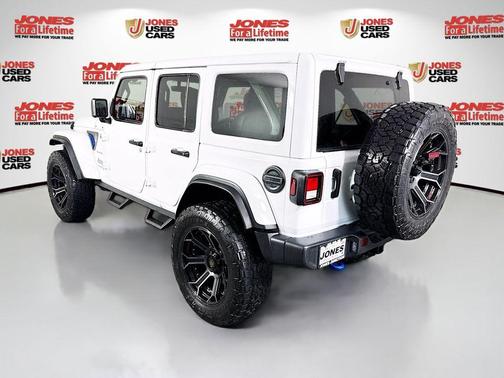 Bright White Clearcoat 2022 Jeep Wrangler Unlimited Sahara