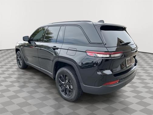 Diamond Black Crystal Pearlcoat 2025 Jeep Grand Cherokee Altitude