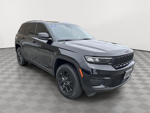 Diamond Black Crystal Pearlcoat 2025 Jeep Grand Cherokee Altitude