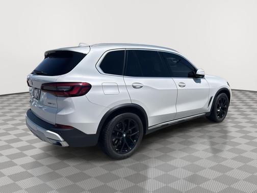 Mineral White Metallic 2023 BMW X5 xDrive40i