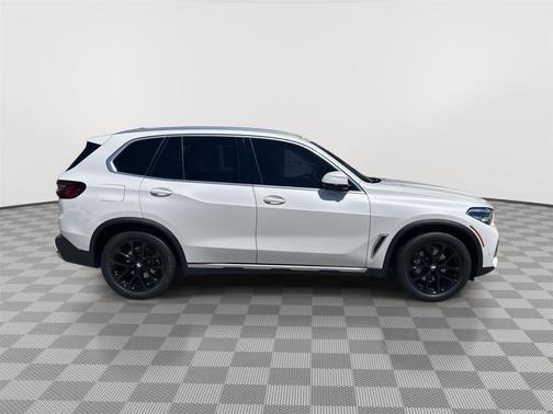 Mineral White Metallic 2023 BMW X5 xDrive40i