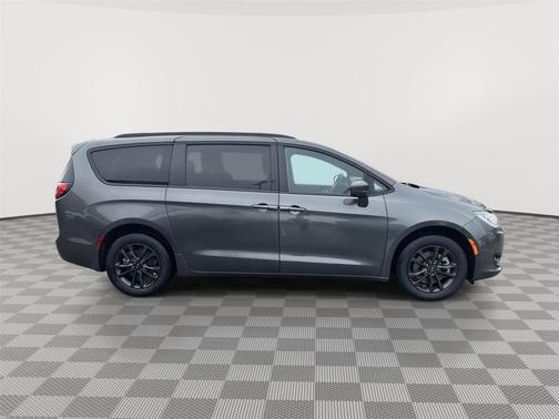 Granite Crystal Metallic Clearcoat 2020 Chrysler Pacifica L