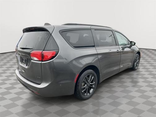 Granite Crystal Metallic Clearcoat 2020 Chrysler Pacifica L