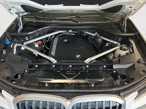 Mineral White Metallic 2023 BMW X7 xDrive40i