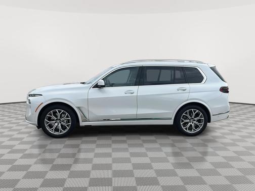 Mineral White Metallic 2023 BMW X7 xDrive40i