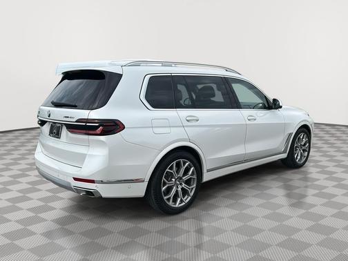 Mineral White Metallic 2023 BMW X7 xDrive40i