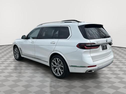 Mineral White Metallic 2023 BMW X7 xDrive40i