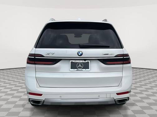 Mineral White Metallic 2023 BMW X7 xDrive40i