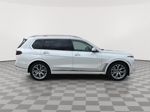 Mineral White Metallic 2023 BMW X7 xDrive40i