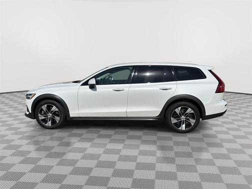 Crystal White Metallic 2022 Volvo V60 Cross Country T5