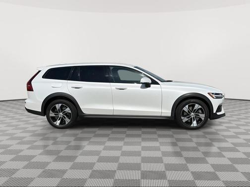 Crystal White Metallic 2022 Volvo V60 Cross Country T5