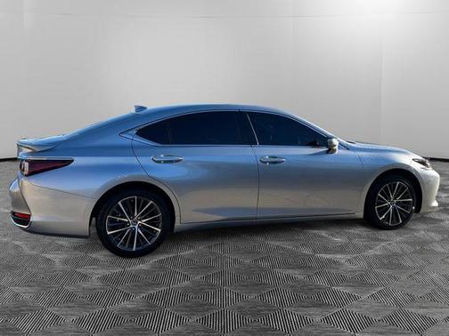 2025 Lexus ES 300h Base