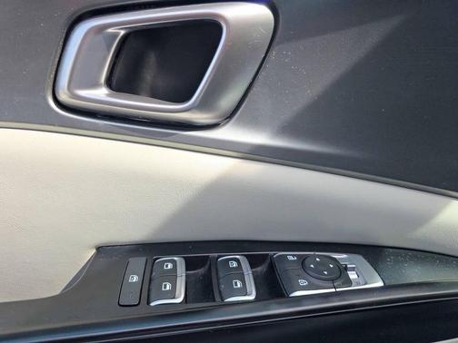 Snow White Pearl 2022 Kia Carnival LXS