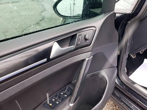 2016 Volkswagen Golf R 4-Door w/DCC & Navigation