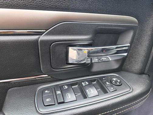 Brilliant Black Crystal Pearlcoat 2017 RAM 1500 Night Crew Cab 4x4 5'7' Box