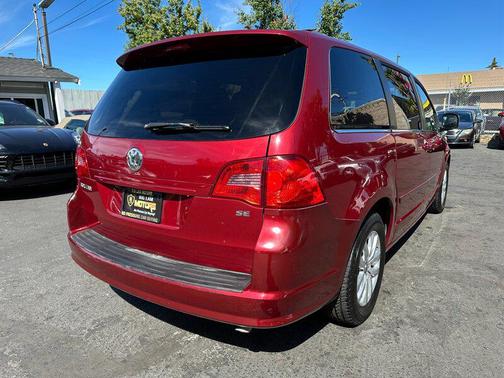 2012 Volkswagen Routan SE
