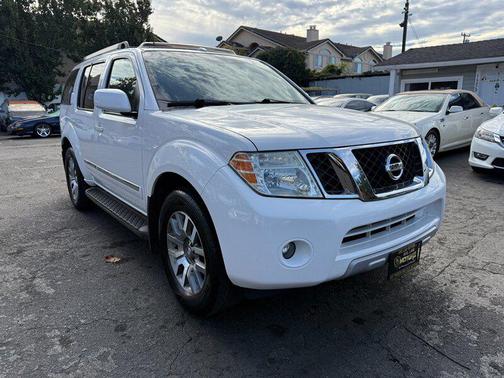 2011 Nissan Pathfinder LE