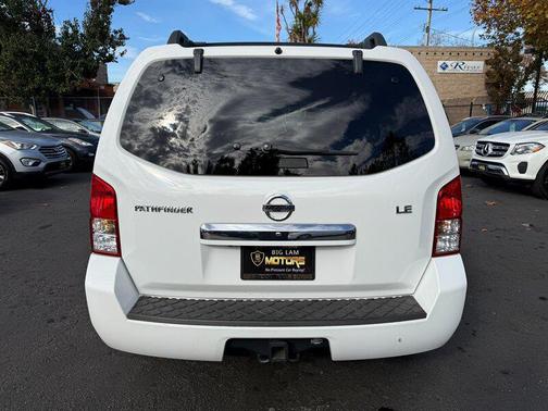 2011 Nissan Pathfinder LE