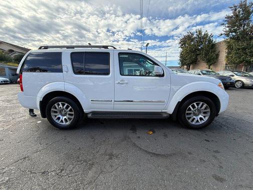 2011 Nissan Pathfinder LE