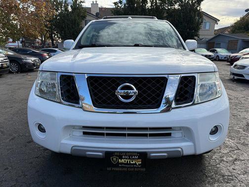 2011 Nissan Pathfinder LE