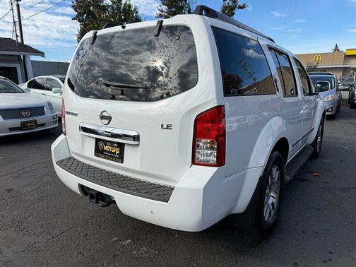 2011 Nissan Pathfinder LE