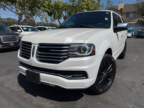 White Platinum Tri-Coat 2017 Lincoln Navigator Select