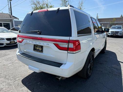 White Platinum Tri-Coat 2017 Lincoln Navigator Select