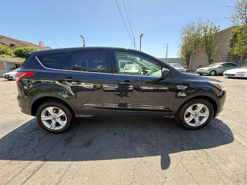 Tuxedo Black Metallic 2015 Ford Escape SE