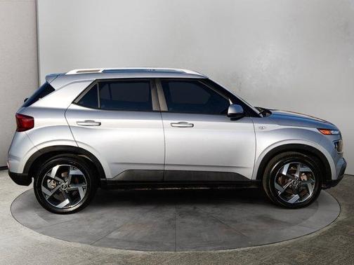 2022 Hyundai VENUE SEL