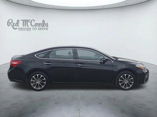 Midnight Black Metallic 2017 Toyota Avalon XLE