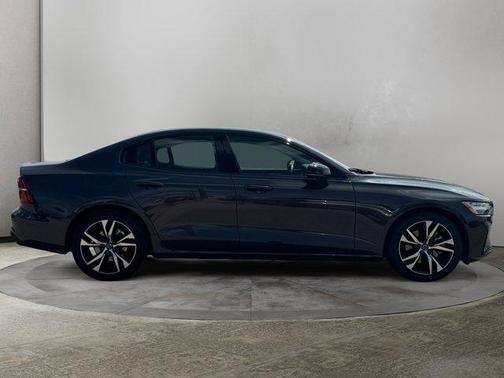 2024 Volvo S60 B5 Core Dark Theme