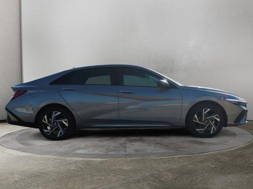 2025 Hyundai ELANTRA HEV SEL Sport
