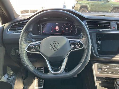 Deep Black Pearl Effect 2024 Volkswagen Tiguan 2.0T SEL R-Line