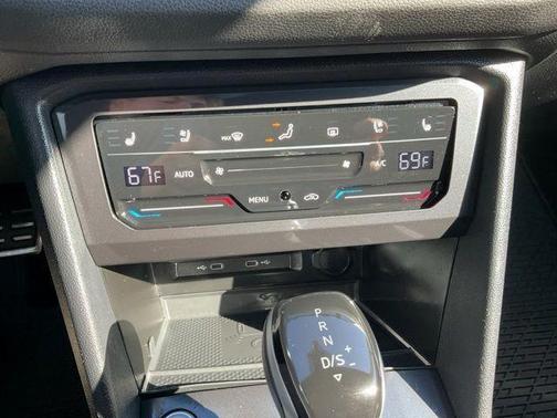 Deep Black Pearl Effect 2024 Volkswagen Tiguan 2.0T SEL R-Line