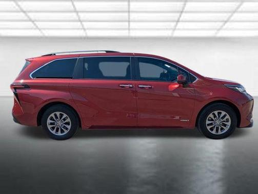 2021 Toyota Sienna XLE 8 Passenger