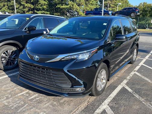 2025 Toyota Sienna XLE 8 Passenger