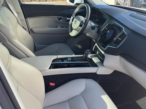 2020 Volvo XC90 T5 Momentum