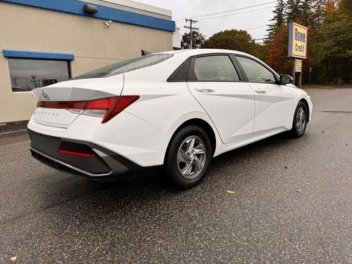 2024 Hyundai ELANTRA SE
