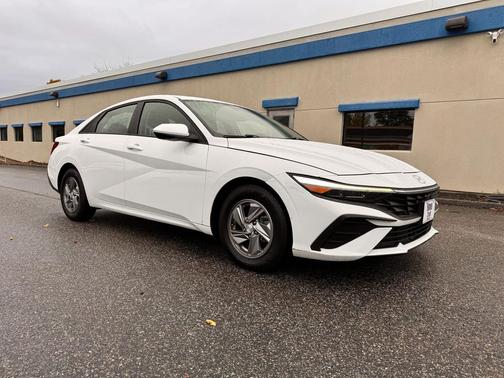 2024 Hyundai ELANTRA SE