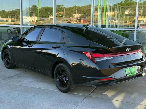 Black 2021 Hyundai ELANTRA SE