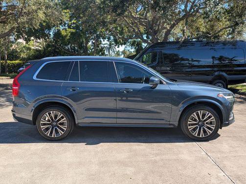 2021 Volvo XC90 T5 Momentum