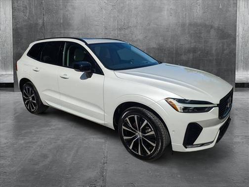 2024 Volvo XC60 B5 Ultimate Dark Theme