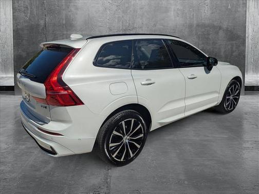 2024 Volvo XC60 B5 Ultimate Dark Theme