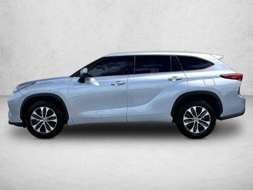 Celestial Silver Metallic 2022 Toyota Highlander XLE