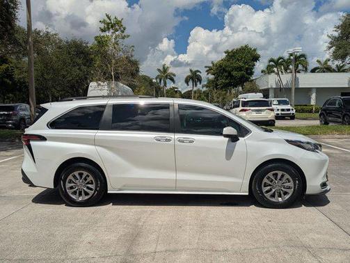 2022 Toyota Sienna XLE 8 Passenger