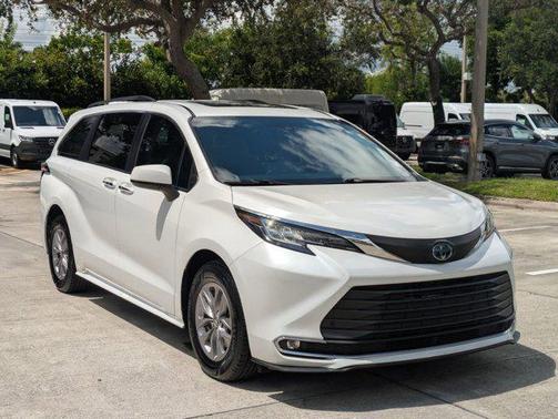 2022 Toyota Sienna XLE 8 Passenger