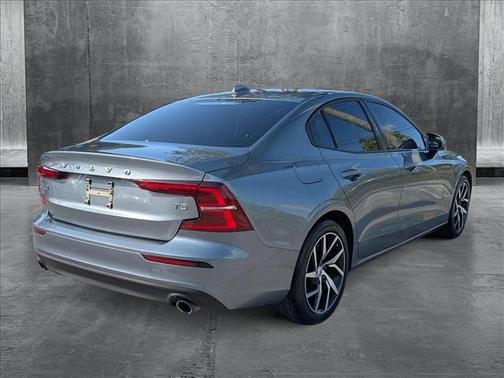 2020 Volvo S60 T5 Momentum