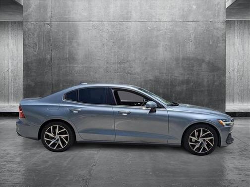 2020 Volvo S60 T5 Momentum